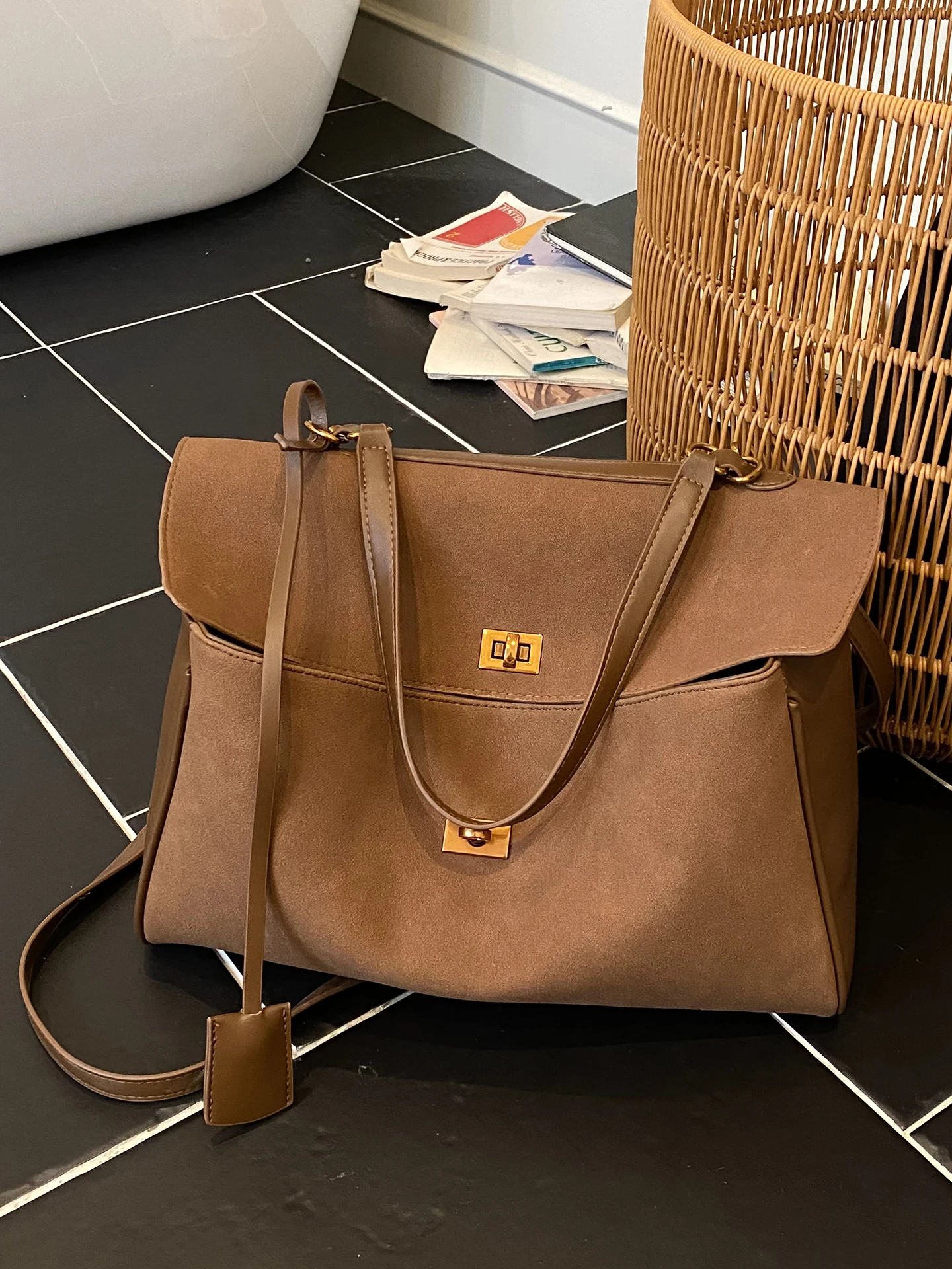 حقيبة يد نسائية كبيرة السعة بتصميم عتيق مصقول، موديل 2025 الجديد لفصلي الخريف والشتاء، حقيبة كتف عادية للتنقل اليومي