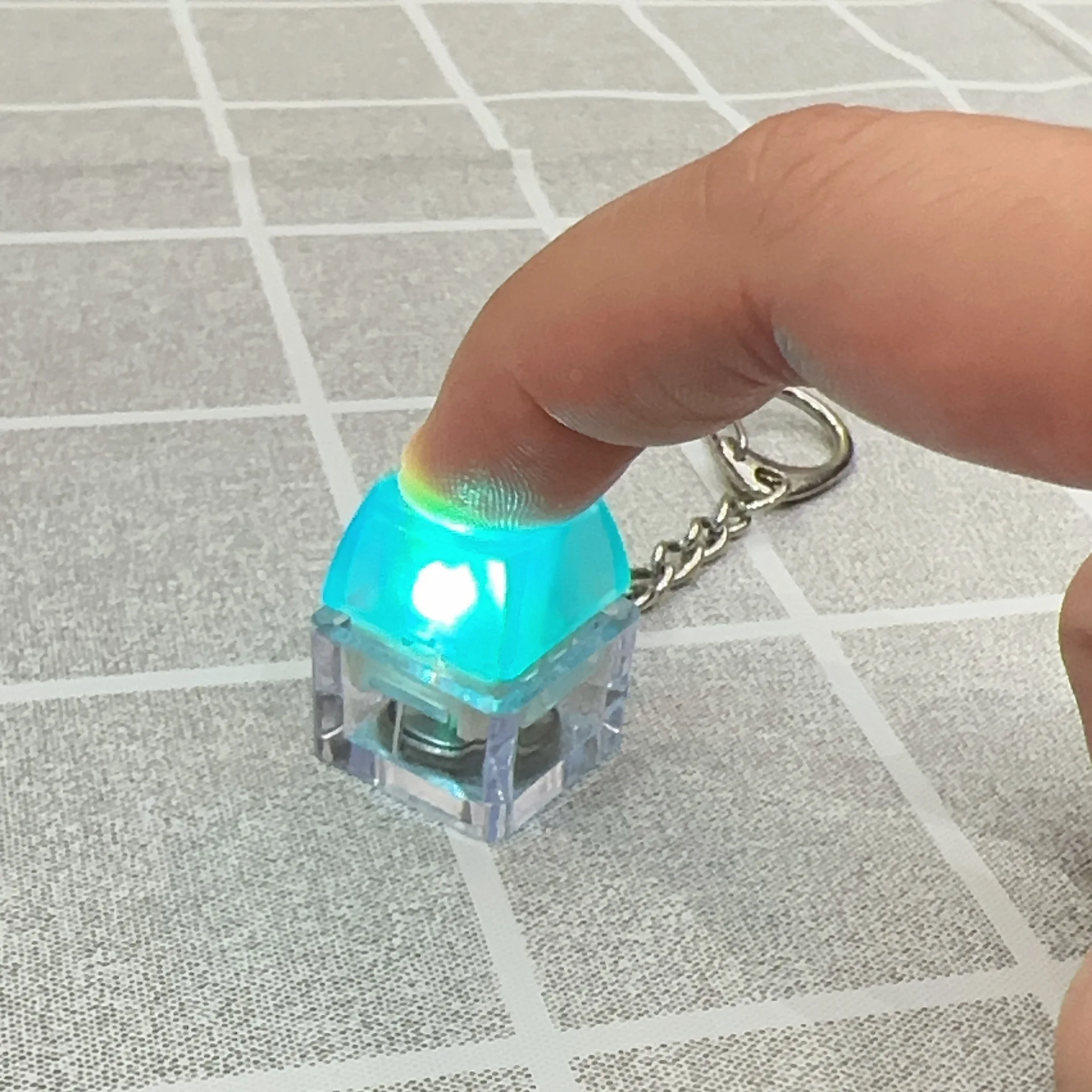 سلسلة مفاتيح لوحة المفاتيح المزودة بإضاءة LED زر ميكانيكي فيدجيت أغطية مفتاح التبديل لعبة أصابع هدايا صغيرة تخفيف التوتر حلقة مفاتيح السيارة للبالغين