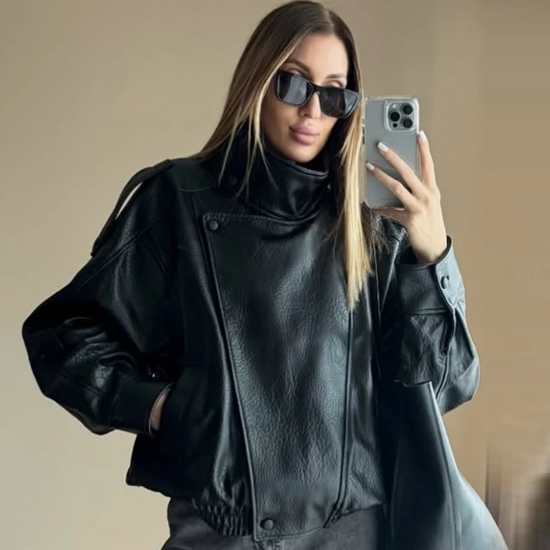 سترات نسائية HXAO سترة جلدية صناعية سوداء للنساء 2025 ملابس خارجية غير متماثلة بأكمام طويلة جديدة في المعاطف والسترات سترة لسائقي الدراجات النارية