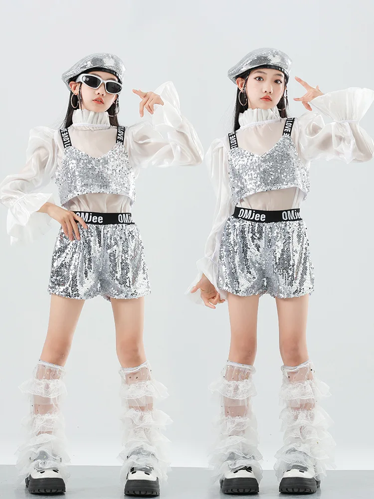 

Костюм для джазовых танцев для девочек, детская одежда в стиле хип-хоп, белый сетчатый топ, серебряные повседневные шорты с блестками на бретелях
