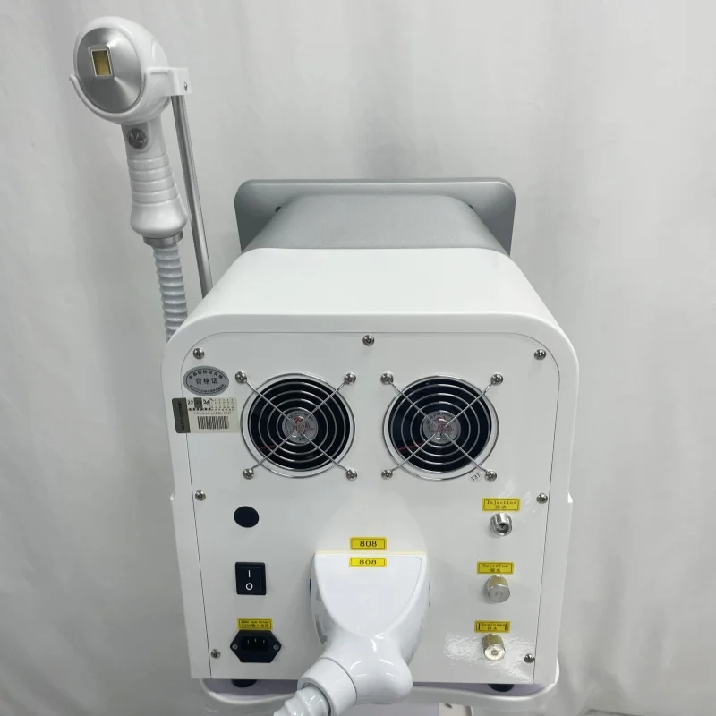 808 آلة إزالة الشعر بالليزر تزيل الشعر إزالة الشعر غير مؤلم 3 نظام التبريد الطول الموجي 755 808 1064 ليزر ديود