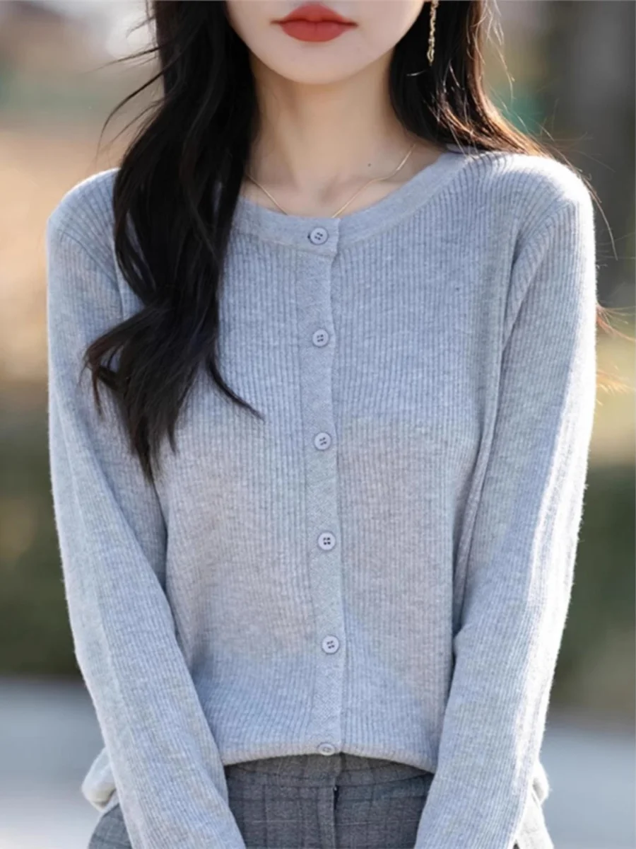 

Весна 2025: Корейский вязаный тонкий кардиган-свитер с круглым вырезом, верхняя одежда для многослойных образов, модный стиль для повседневной носки