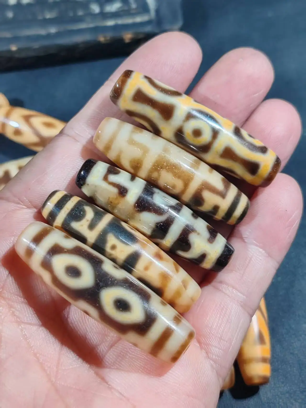 

1bag/lot Natural agate Dzi with various special patterns Weathered patterns Raw ore old material Tibetan ethnic style DIY