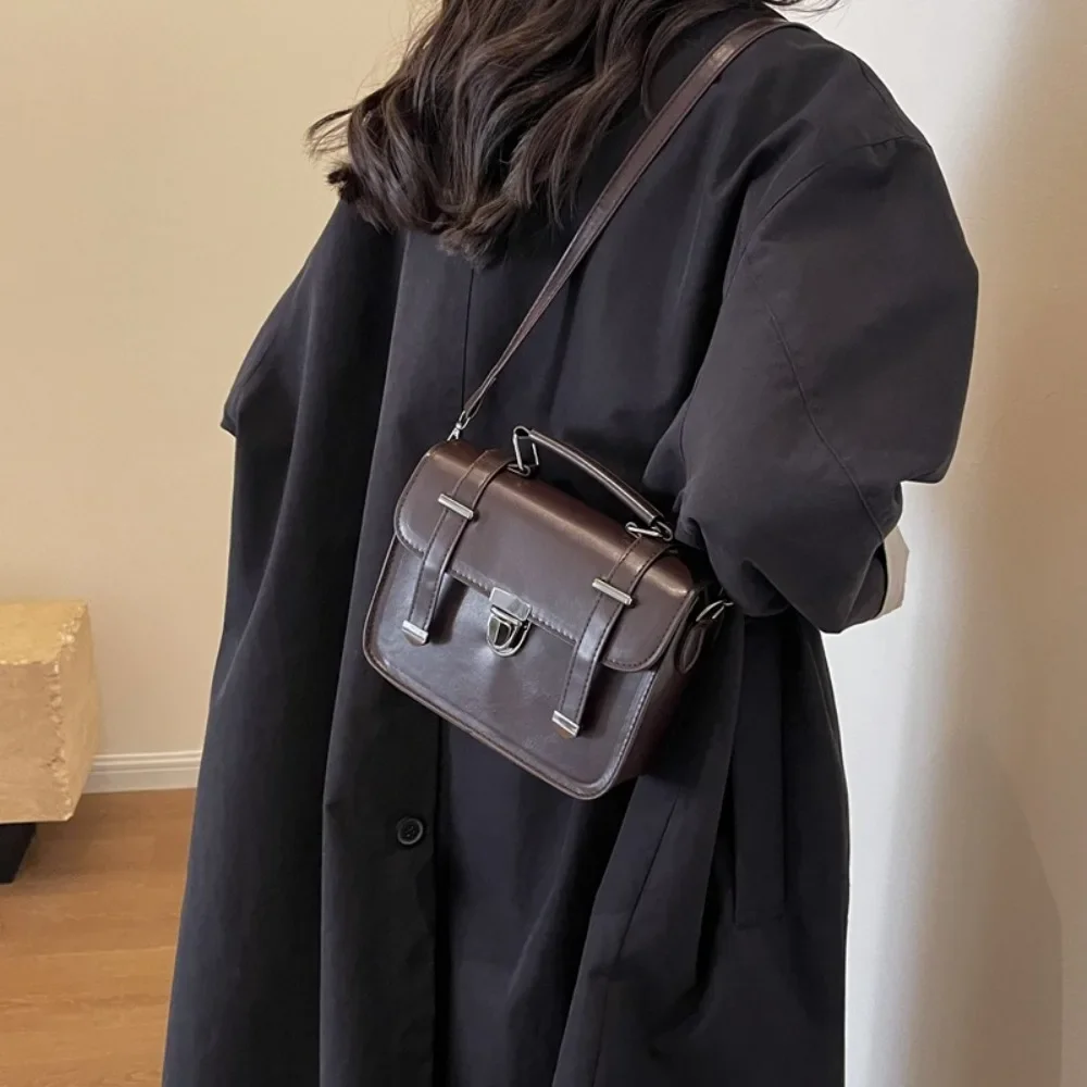 الفتيات مائة الرجعية حقيبة مربعة صغيرة الطالبات بسيطة Crossbody كلية نمط حقيبة يد قفل معدني مشبك الديكور
