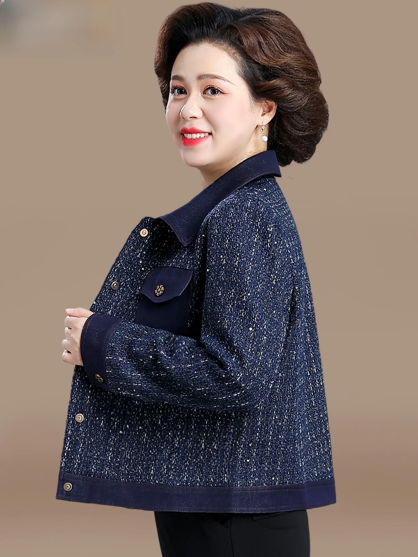 

Коллекция осенних джинсовых курток Inspired для женщин среднего возраста: повседневные, свободного кроя, на пуговицах, из смесового полиэстера