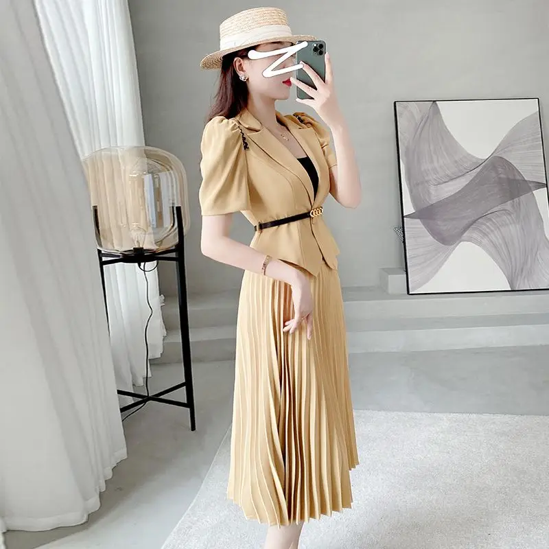 2023 Design Sense Niche Khaki Short Sleeved Suit Pleated Skirt Summer Temperament Half Body Skirt Women's Two-piece Set