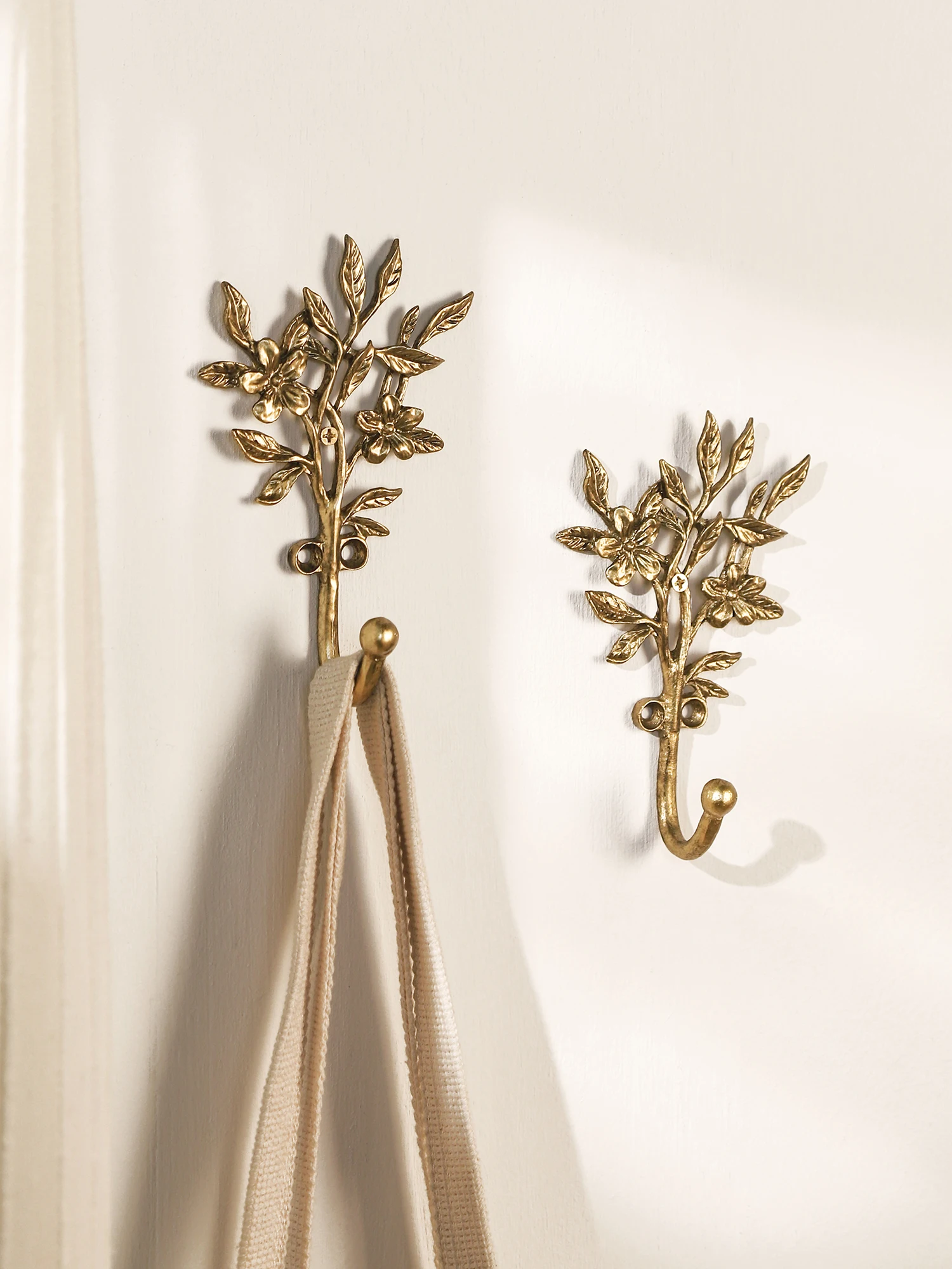 

French decorative hook retro single hook set gold light luxury wall punching installation