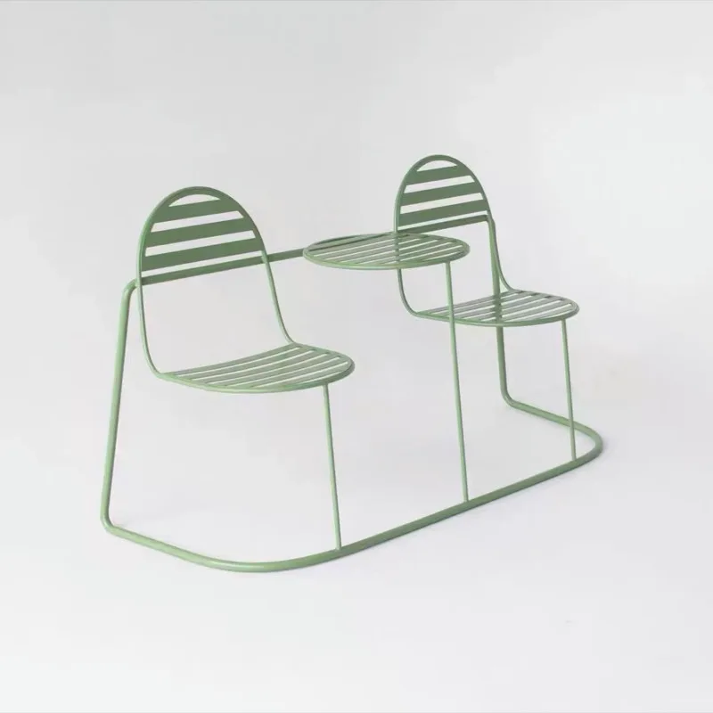 Mesas e cadeiras de uma peça, cadeiras de ferro forjado na base de acampamento do parque