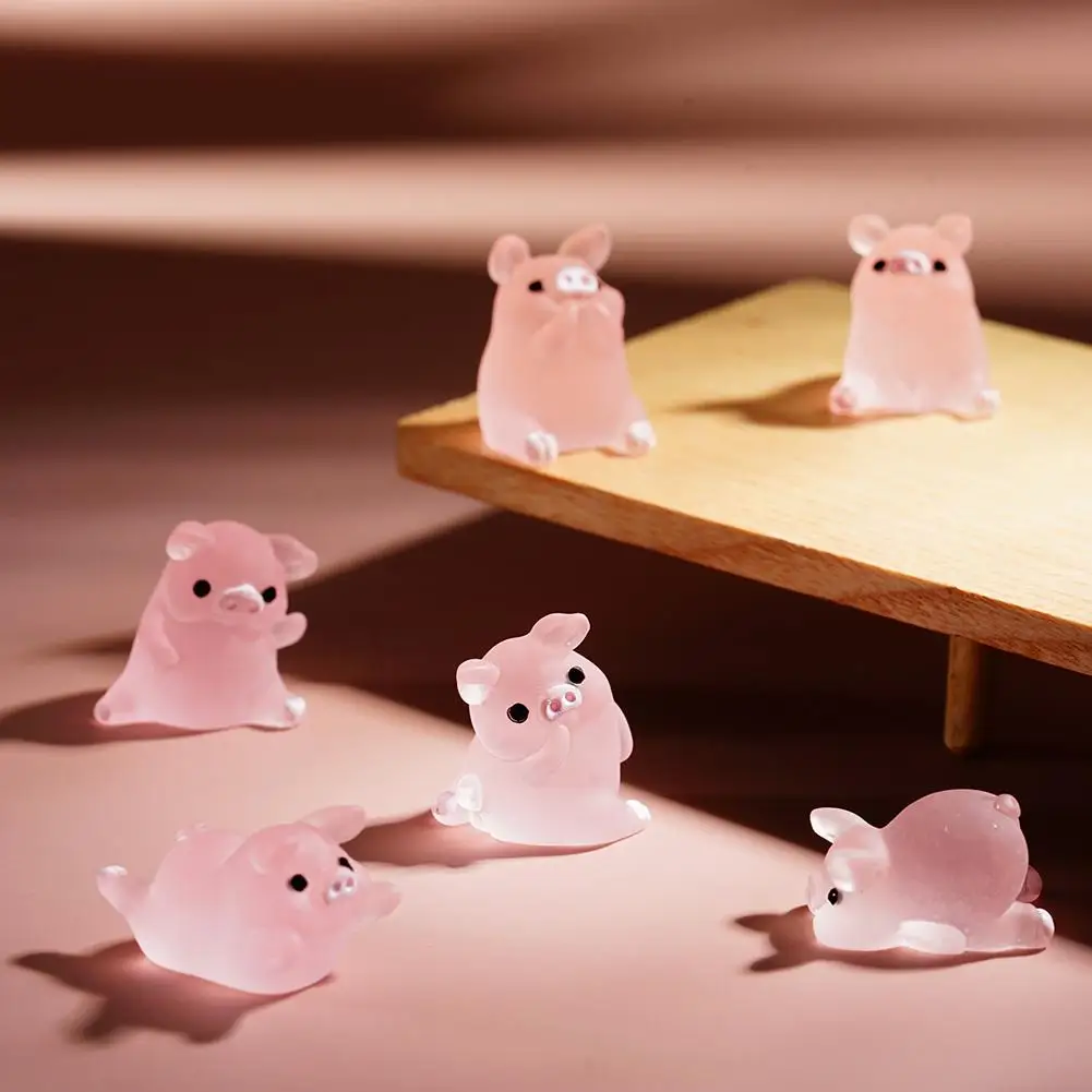 ชุดของตกแต่งรูปหมูเรซิ่นเรืองแสงในที่มืด 6 ชิ้น สำหรับทำพวงกุญแจ DIY อุปกรณ์ตกแต่งจิ๋วสำหรับบ้าน โต๊ะทำงาน และรถยนต์