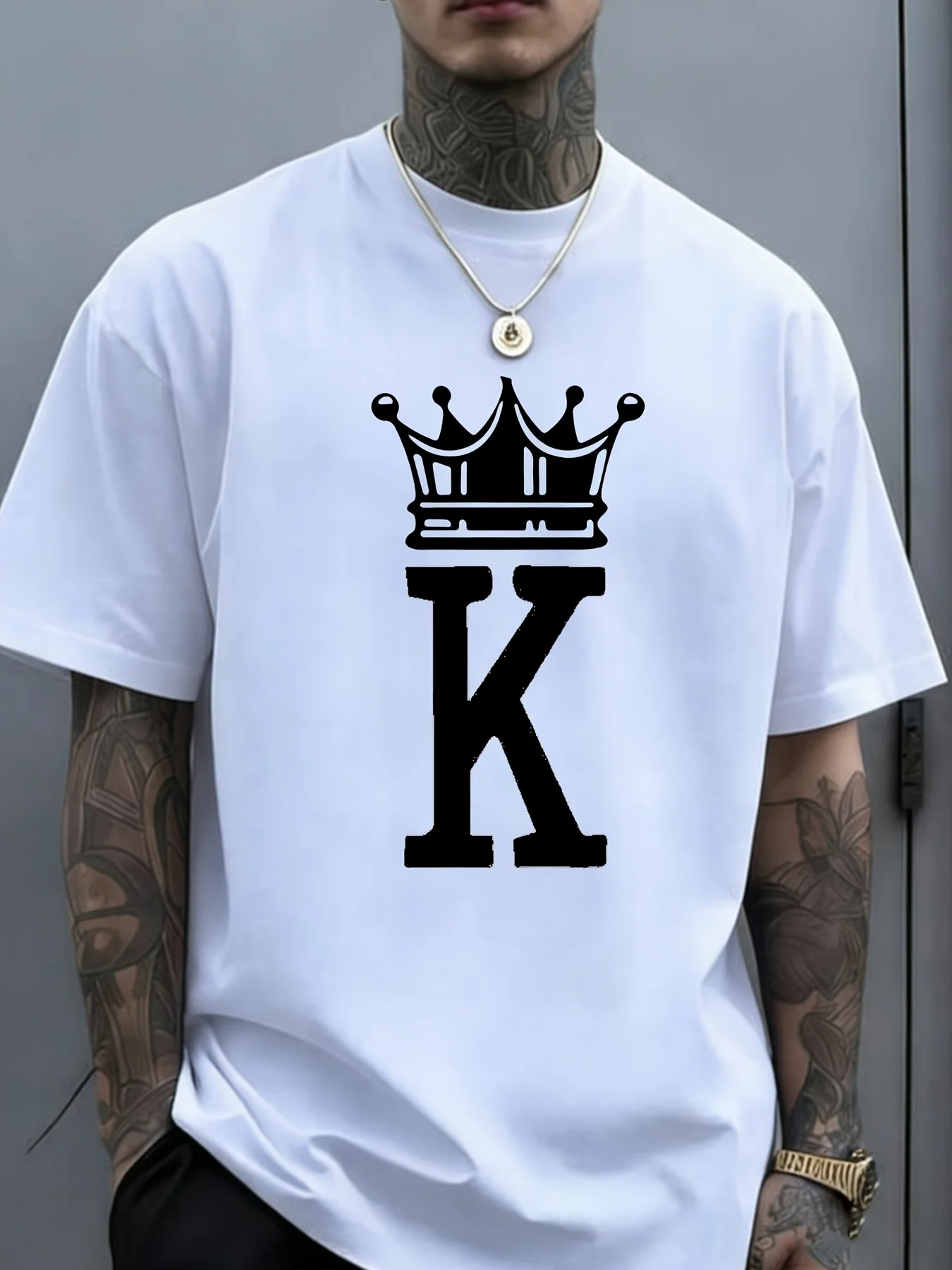 Comfortable Men's T-Shirt with Crown and Letter K Print, Suitable for Everyday Wear, Casual Outings, Weekend Gatherings, and Urban Street Style