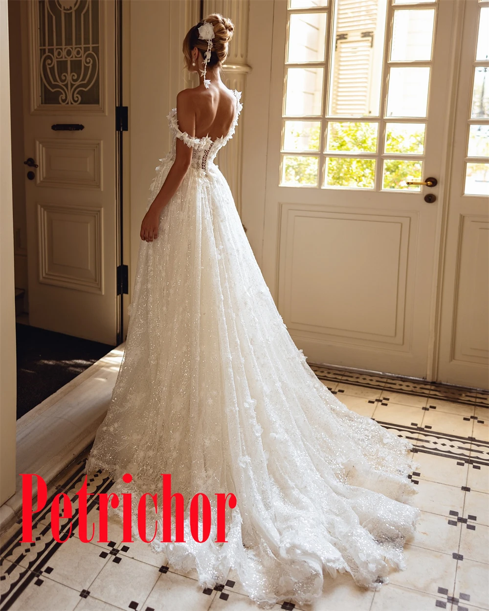 Robe de mariée personnalisée sans bretelles, fleurs de haute qualité, bretelles Spaghetti, sans manches, traîne chapelle exquise, dos nu