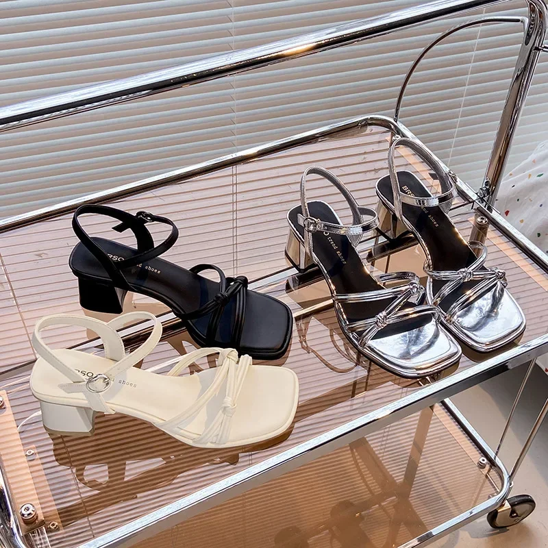 2025 صيف جديد كعب مربع أحذية عالية موضة الصنادل الرومانية أبيض وأسود مفتوح الأصابع امرأة النعال أحذية السيدات