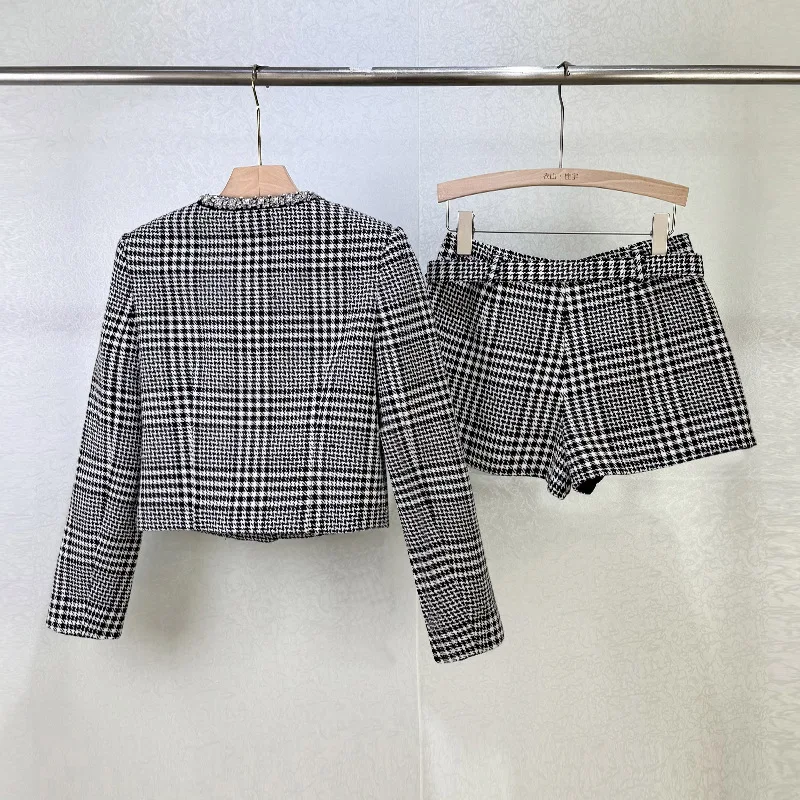 2025 ชุดเสื้อโค้ทและกระโปรงสั้นคอกลมลูกปัดคลาสสิกสีดําและสีขาว