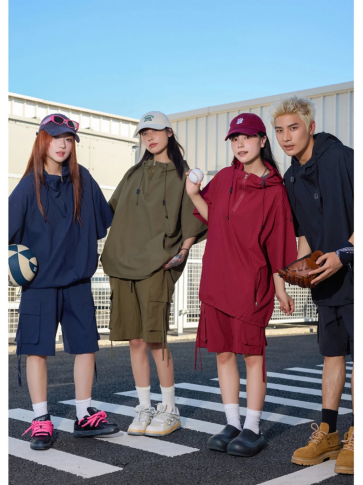 

Летний повседневный спортивный костюм из ткани Bubble: свободные шорты и футболка с коротким рукавом. Мужской комплект в американском уличном стиле для пар.