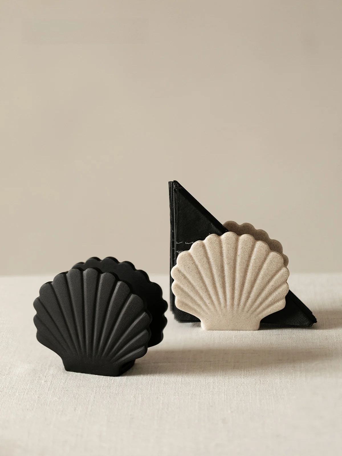 

Современный минималистичный черно-белый держатель для салфеток в форме ракушки, декоративный аксессуар для дома, в скандинавском стиле, из полимерной смолы
