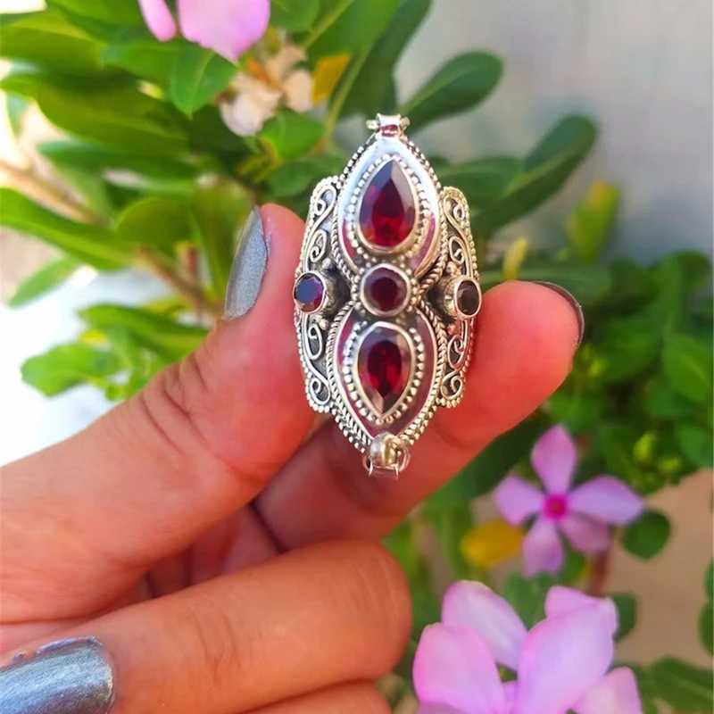 Vintage Women\'s Ring Bohemian Exaggerated Ring Inlaid Red Cubic Zirconia Antique Silver Color Engraving Classic Ladies Jewelry