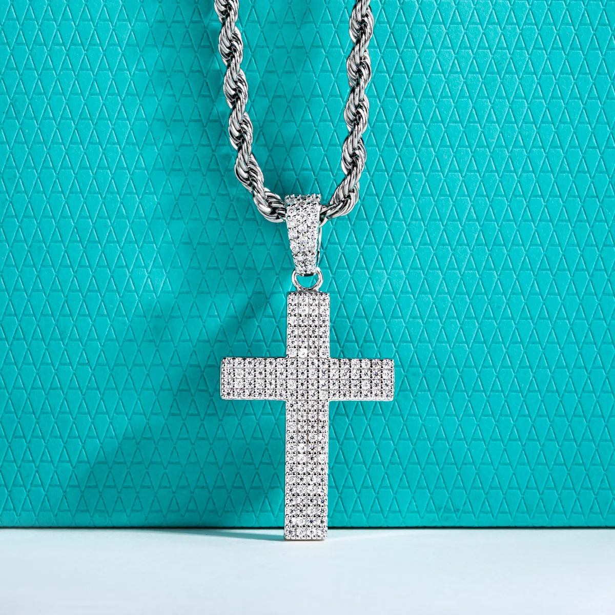 AnuJewel Funkelnder 0,832 Karat D-Farben-Moissanit-Kreuzanhänger, mehrlagige Hip-Hop-Halskette aus 925er Sterlingsilber, New Age Dope Schmuck – Detail 1