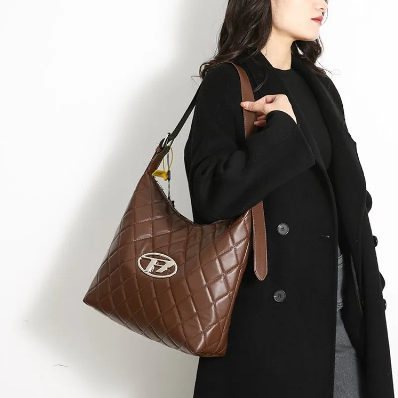 

Ladies Elegant Shoulder Bag With Premium Feel For Business Events And Formal Occasions Sophisticated Choice