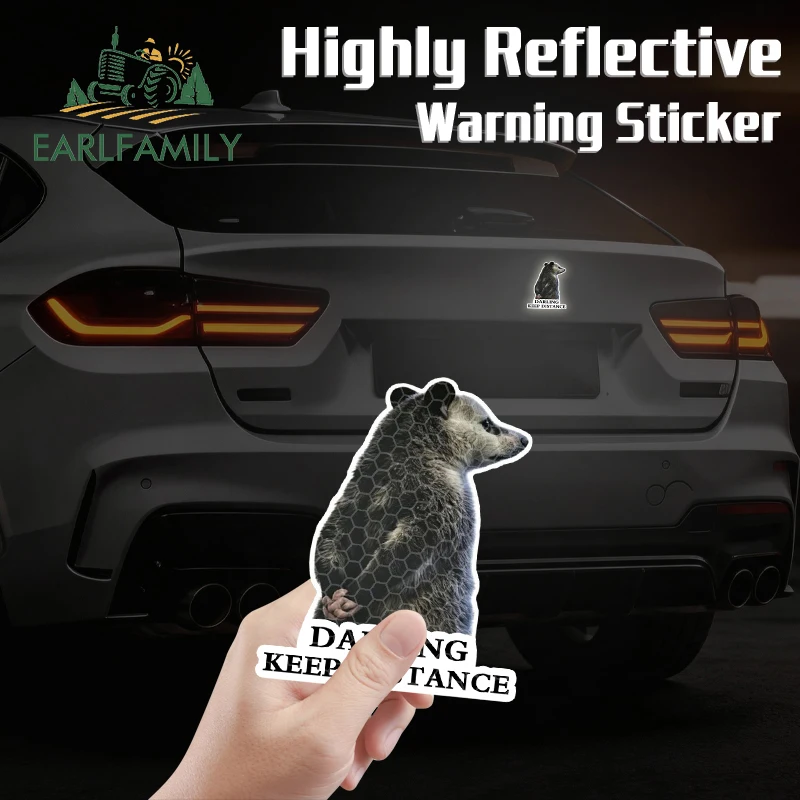 EARLFAMILY Virginiana Opossum Autocollant réfléchissant amusant et audacieux « Keep Distance » pour voiture, vitres et coffre