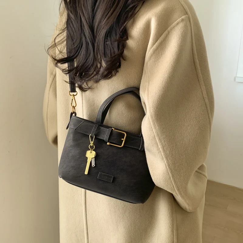 

Luxury Women's Shoulder Bag Made of River-Printed Leather Boasting Paris Vintage Daily Look