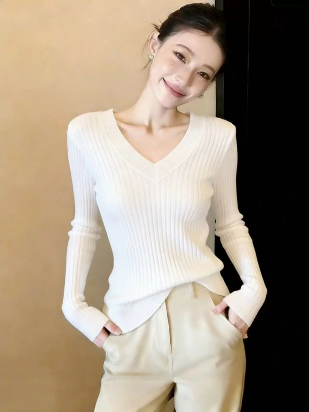 

Весенний женский трикотажный топ с V-образным вырезом, длинным рукавом, облегающий, белый, модный, простой, элегантный, создающий ощущение роскоши, в непринужденном стиле