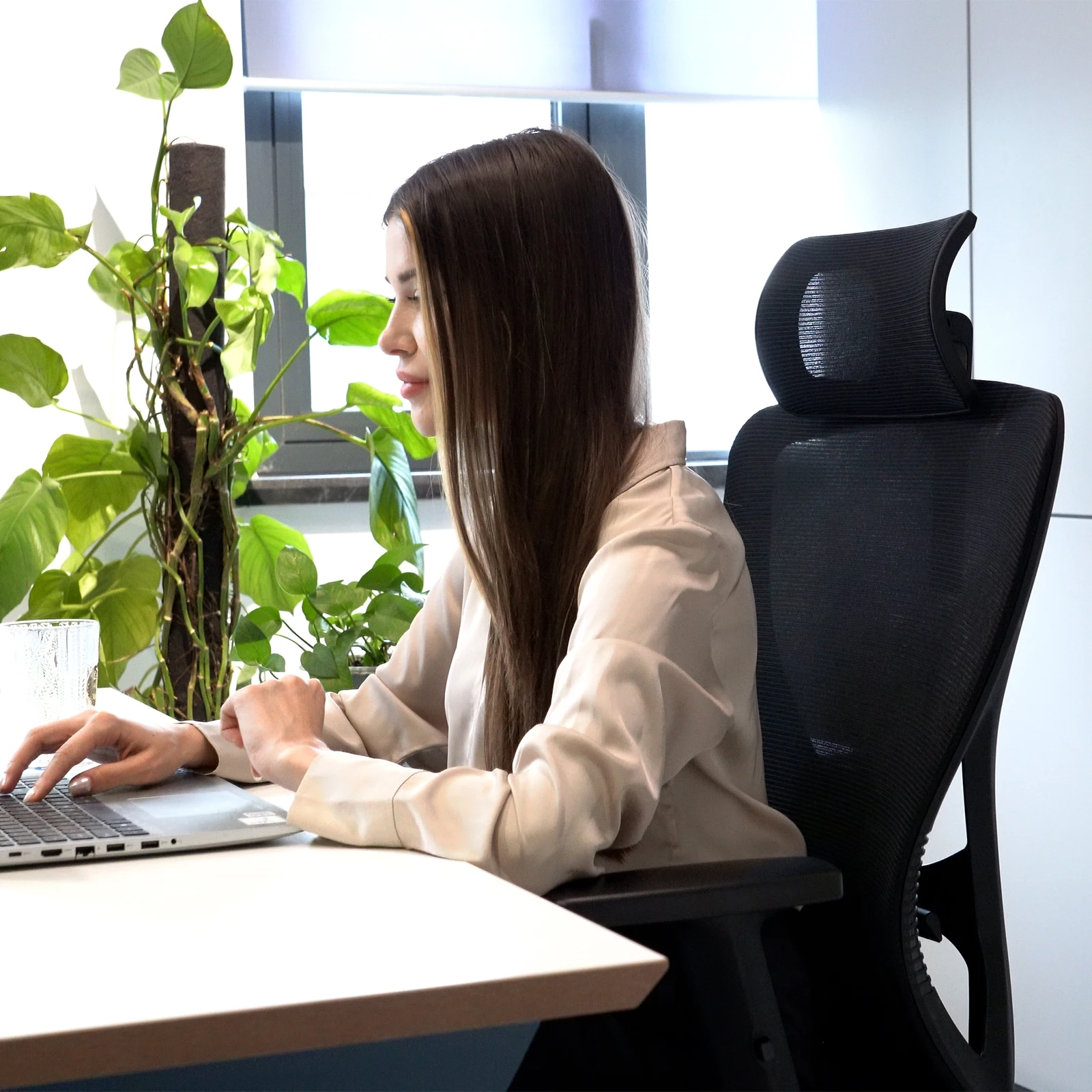 كرسي مكتب مريح من Durrafy، كراسي مكتب، كرسي مكتب مع مسند رأس قابل للتعديل، مساند للذراعين، سعة تحميل 150 كجم، أسود