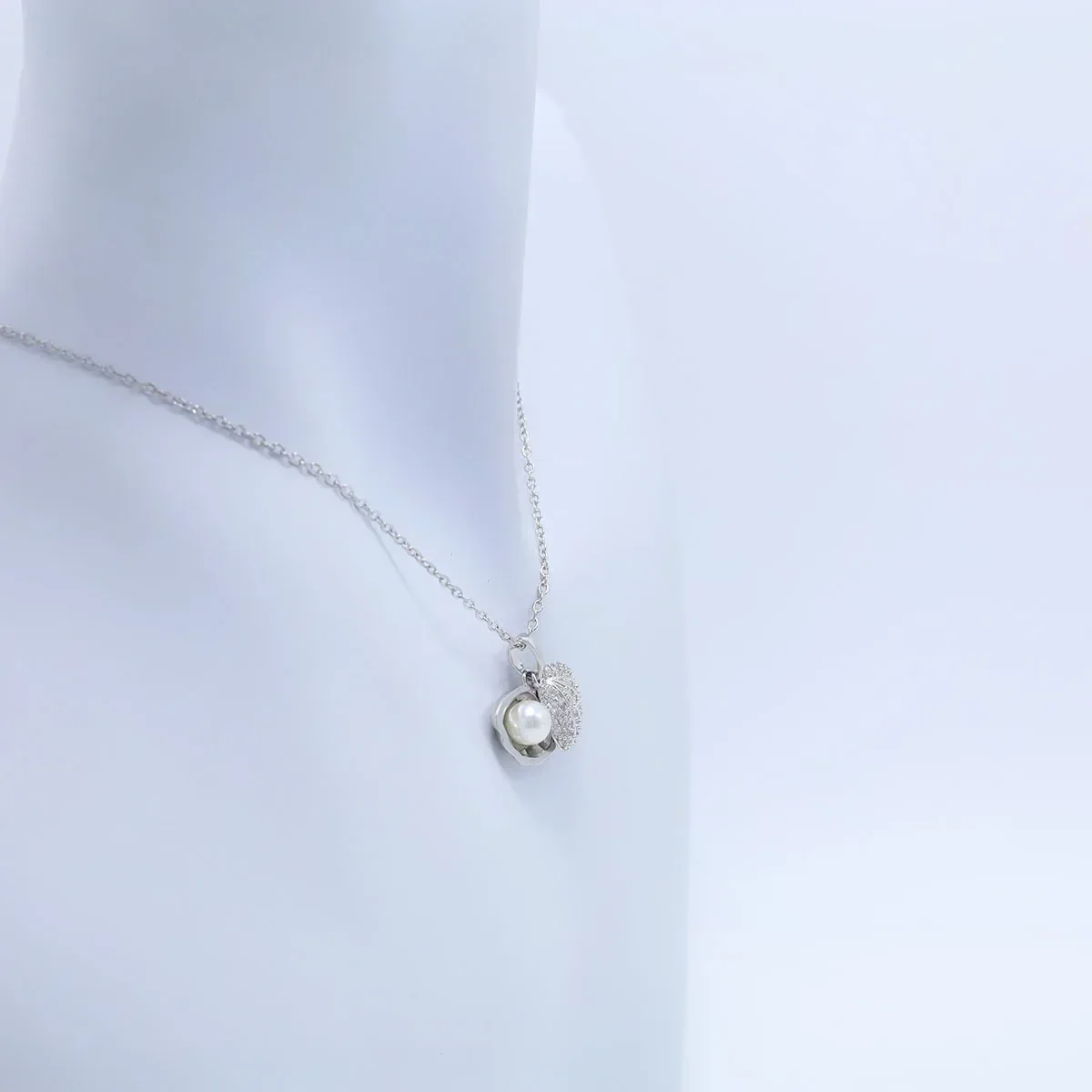 Classic Shell Pearl Necklace Fashion Small Fresh Clavicle Chain Micro-inlaid Simple Versatile Pendant Gift Giving