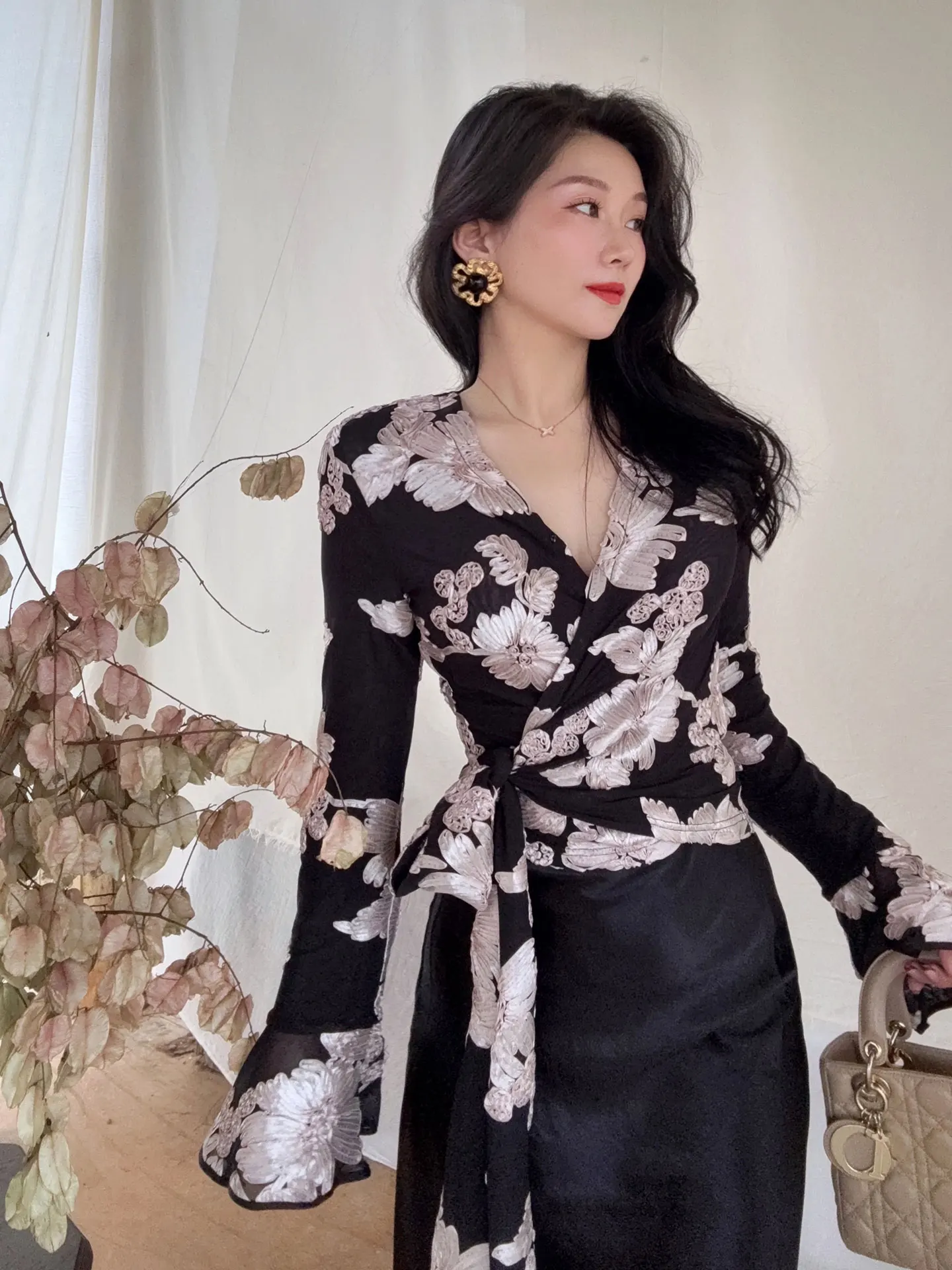 

Женский топ с V-образным вырезом и вышивкой, с поясом, модный, весенний, новый стиль, YANGXIAOJING, с завышенной талией