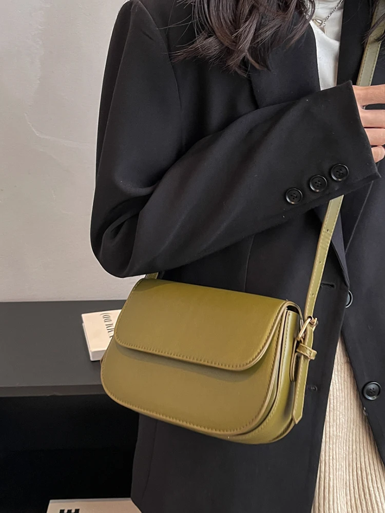 กระเป๋าสะพายข้างผู้หญิงสไตล์เกาหลี ทรงเรโทร กระเป๋าสะพายไหล่ใบเล็ก แฟชั่น หนัง PU นุ่ม สีพื้น