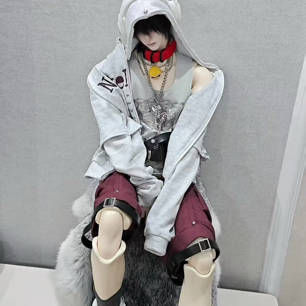 原宿ストリートウェア-bjd-衣装-45-センチメートル男性人形用、グレーのジップパーカーインナーベスト、バーガンディカーゴパンツ、マッチしたストライプスカーフ、バッグ