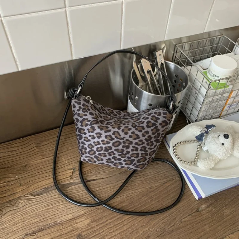 

Полированная новинка 2025, женская роскошная брендовая кожаная сумка на плечо, известный дизайнер, популярная классическая винтажная сумка ​