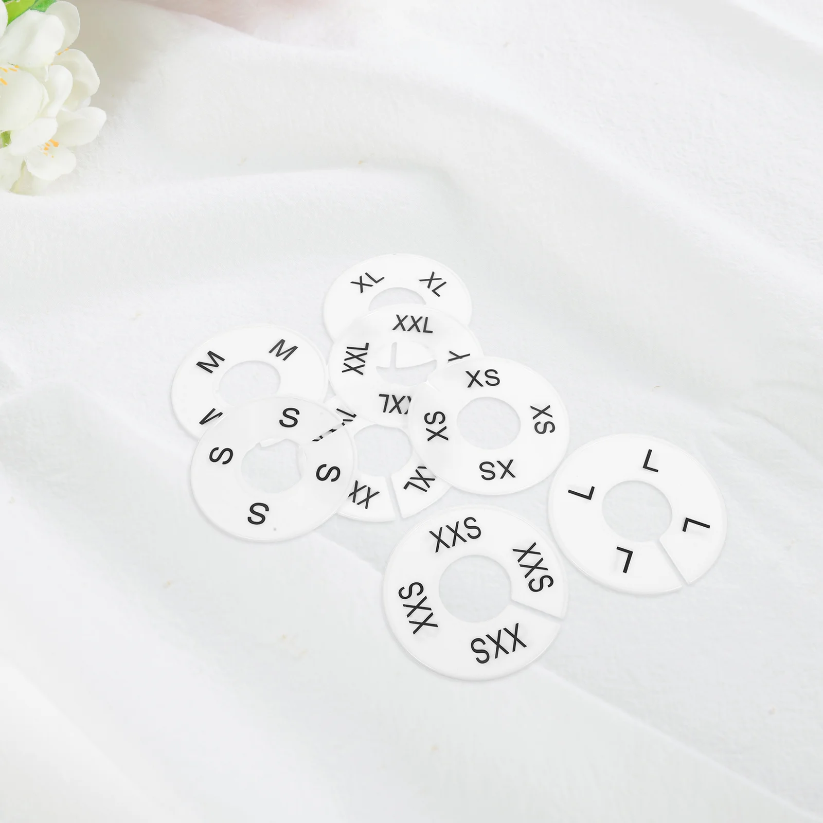 

40Pcs Round Plastic Clothing Dividers Size Markers Easy to Identify Wardrobe Organizers Clothes Rack Separators for Stores