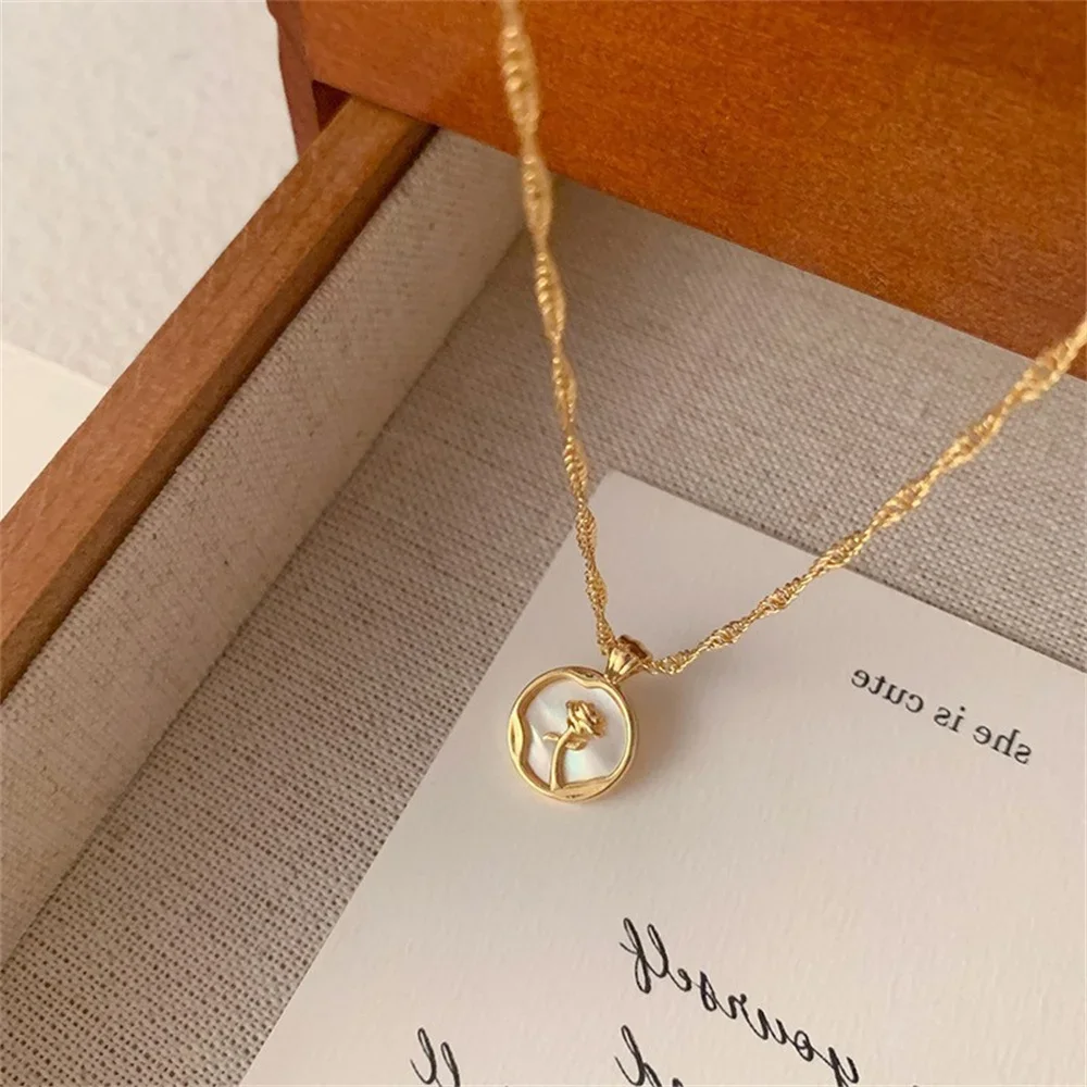 French Retro Gold Color Rose Necklace Fashion Metal Circle Pendant Clavicle Chain Exquisite Necklace for Women Elegant Jewelry