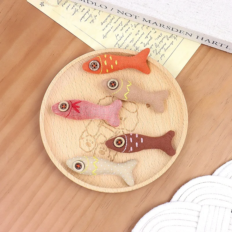 

Handmade 3D Stuffed Fish Brooch Cute Cartoon Fabric Pin for Kids Hair Clip Bag Decoration Japanese Kawaii Style Craft Supply