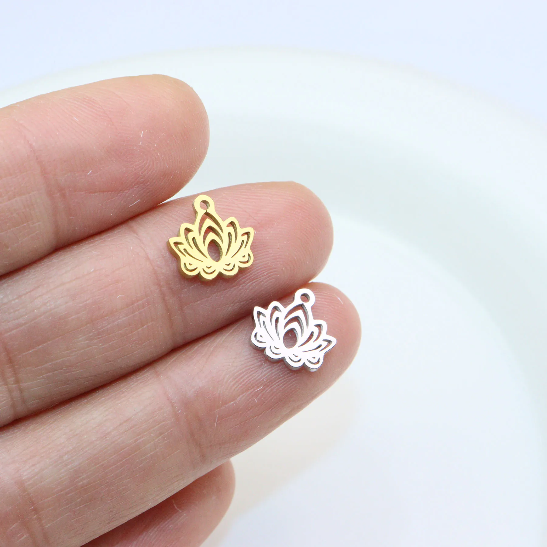 10 sztuk lustro ze stali nierdzewnej polski biżuteria Mini kwiat lotosu Charms wisiorek DIY rzemieślnicze platerowane PVD wodoodporne antyalergiczne