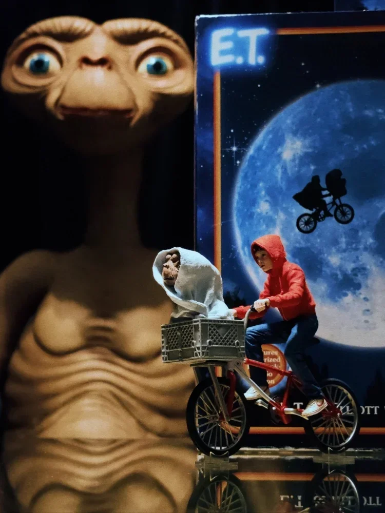 Neca E.t. The Extra-terrestrial 40th Anniversary E.t. & Elliott With Bicycle Ver Anime Action Figure Model Birthday Toys Gifts