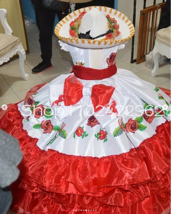 Weißes rotes mexikanisches Blumenmädchenkleid mit Rüschen, Flecken, Stickerei, Schleife, Mini-Quinceanera-Kleid, Escaramuza und Charra maßgeschneidert