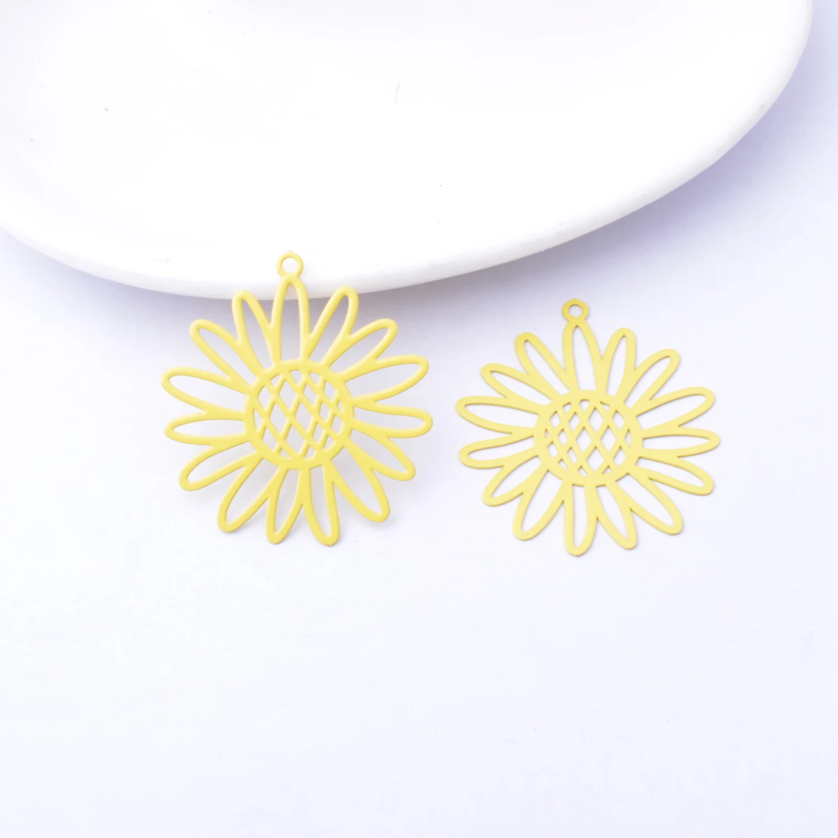 30 Stück AB7796 Bunte Sonnenblumen-Anhänger Filigran Messing Ohrstift Goldfarben Anhänger DIY Schmuckzubehör – Detail 6