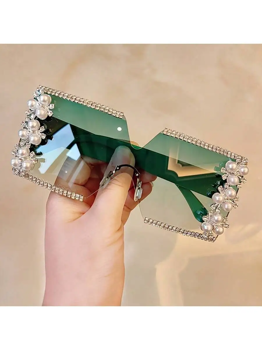 Everyday Street-Style Glasses With Square Frames Accented By Delicate Pearls And Transparent Gradient Orange Lenses