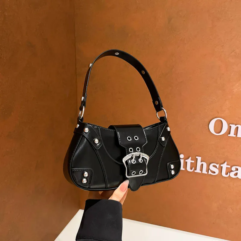 2025年新作 レディース スタッズ付きバイクバッグ、シックな調節可能なチェーンストラップ付きクロスボディバッグ、仕事やデートに使える多用途ショルダーバッグ
