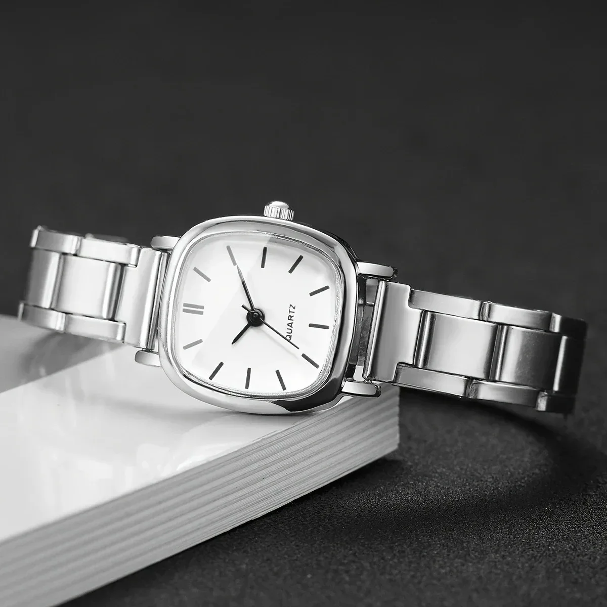 ใหม่2025นาฬิกาผู้ชายNiche High-Endแถบเหล็กแฟชั่นผู้หญิงนาฬิกานักเรียนหญิงสร้อยข้อมือนาฬิกาสามารถปรับแต่งได้