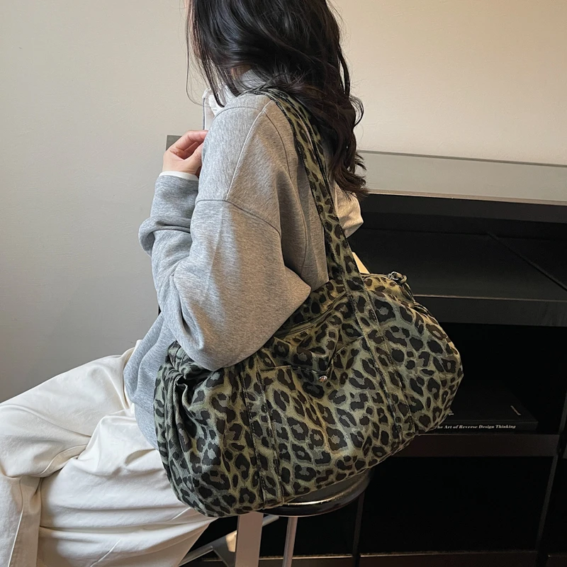 Leopardenmuster-Tragetasche für Damen, große Canvas-Umhängetasche, vielseitige Crossbody-Handtasche, Damen-Shopper-Tasche für Reisen, Arbeit und Alltag. – Detail 23