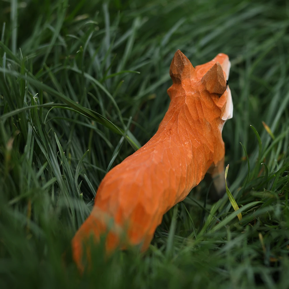 تمثال ثعلب منحوت يدويًا - منحوتة واقعية للحياة البرية الخشبية للمنزل/المكتب، هدية مفصلة لحيوانات الغابة لمحبي الطبيعة