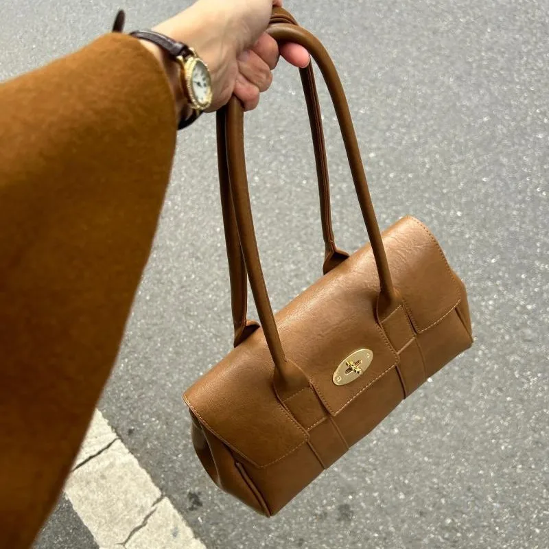 

Коричневая большая сумка в корейском стиле в стиле ретро, женская кожаная текстура с металлическим замком, женская сумка большой вместимости, роскошный дизайн, сумка подмышками 2025