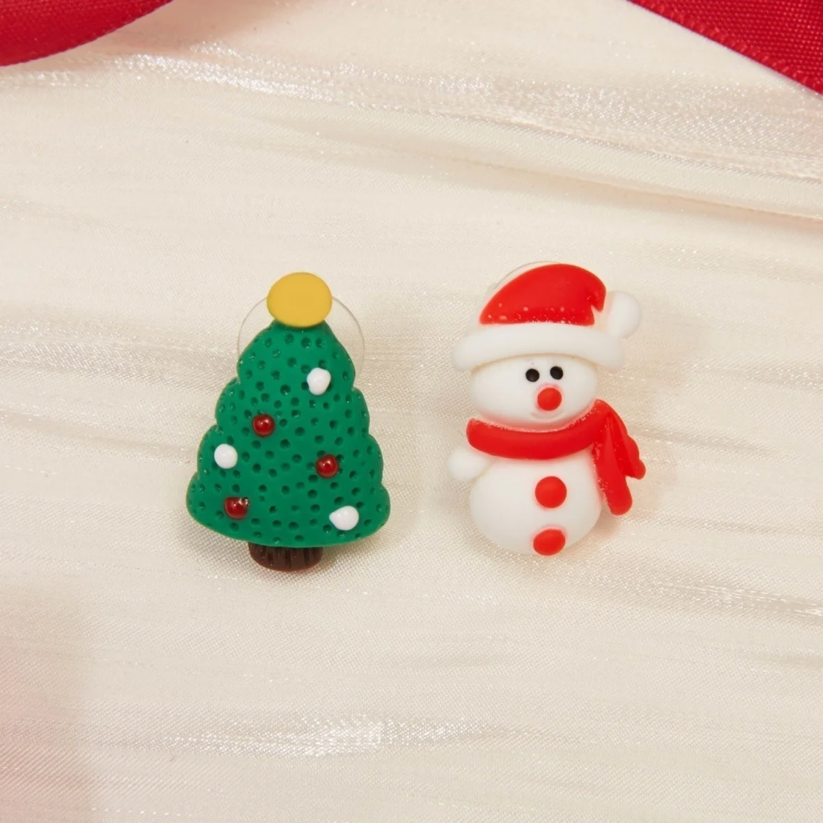 Modische Ohrstecker aus weichem Ton mit Weihnachtsmann-Motiv für Damen, exquisite Weihnachtsmann-Ohrringe aus Kunstharz, Neujahrsparty-Schmuck – Detail 24