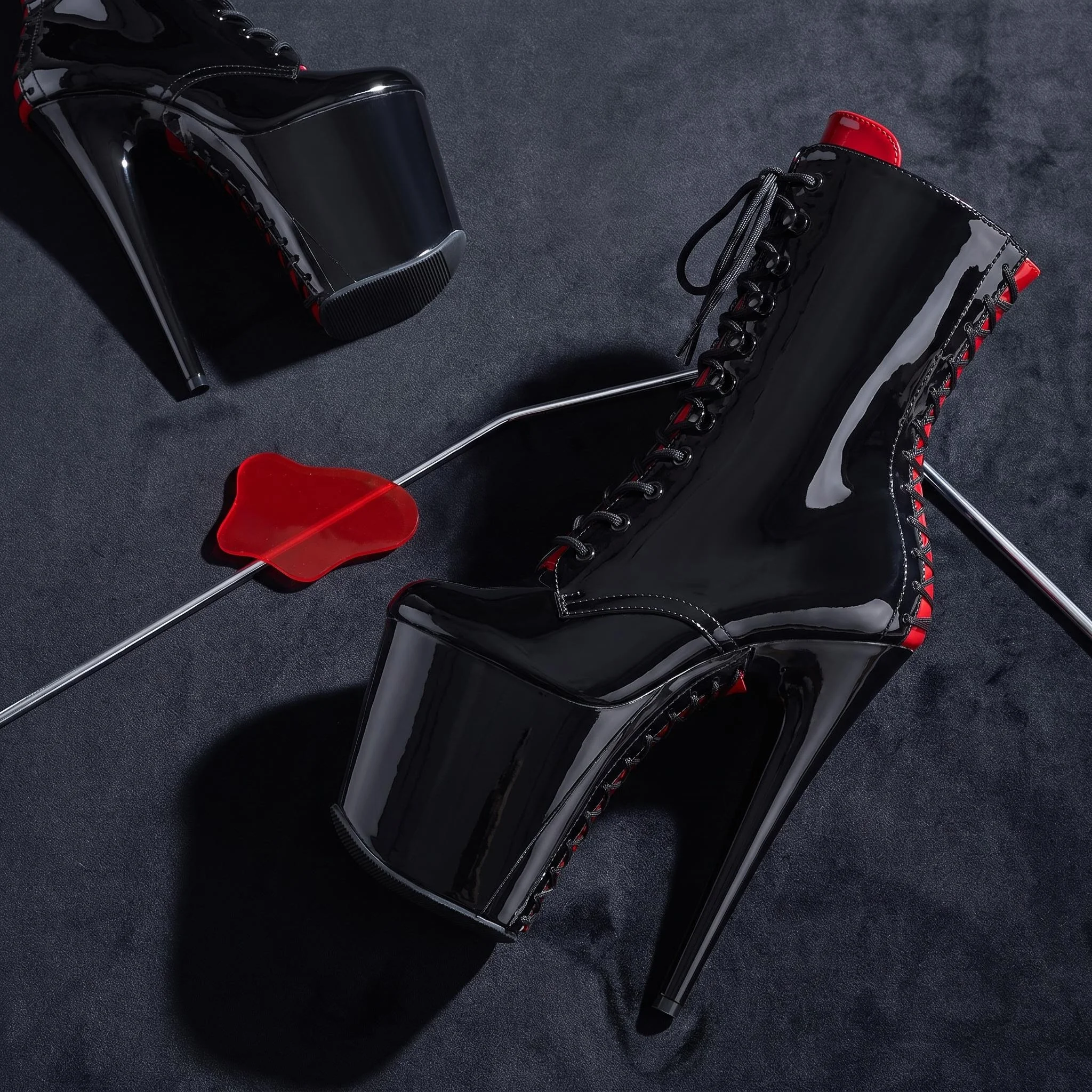 With a height of 20 cm, a waterproof platform of 10 cm, black thin heel, thick sole, anti-slip bottom, ankle boots, modern dance