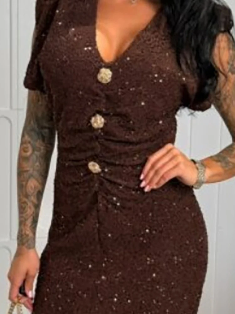 เดรสทรงเอเข้ารูปประดับเลื่อม กระดุมติด ดีไซน์เรียบหรู สีพื้น แขนสั้น คอวี เหมาะสำหรับใส่ทำงานหรือในช่วงฤดูร้อน