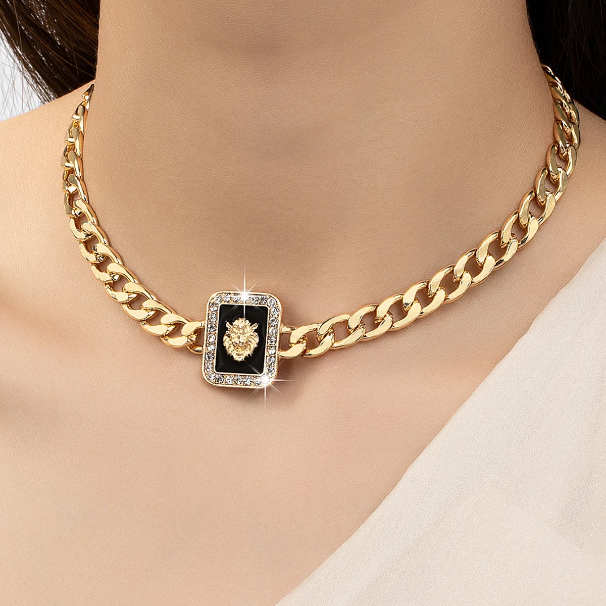 

Vintage Gold Color Lion Head Geometric Irregular Necklace for Women Rhinestone Square Enamel Collarbone Chain Jewelry