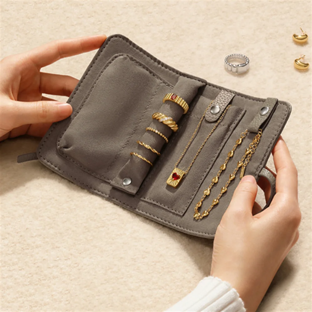 حقيبة لفة المجوهرات بطانة ناعمة من جلد البولي يوريثان حقيبة مجوهرات قلادة تخزين لفة رمادية منظم مجوهرات محمول لمحفظة السفر