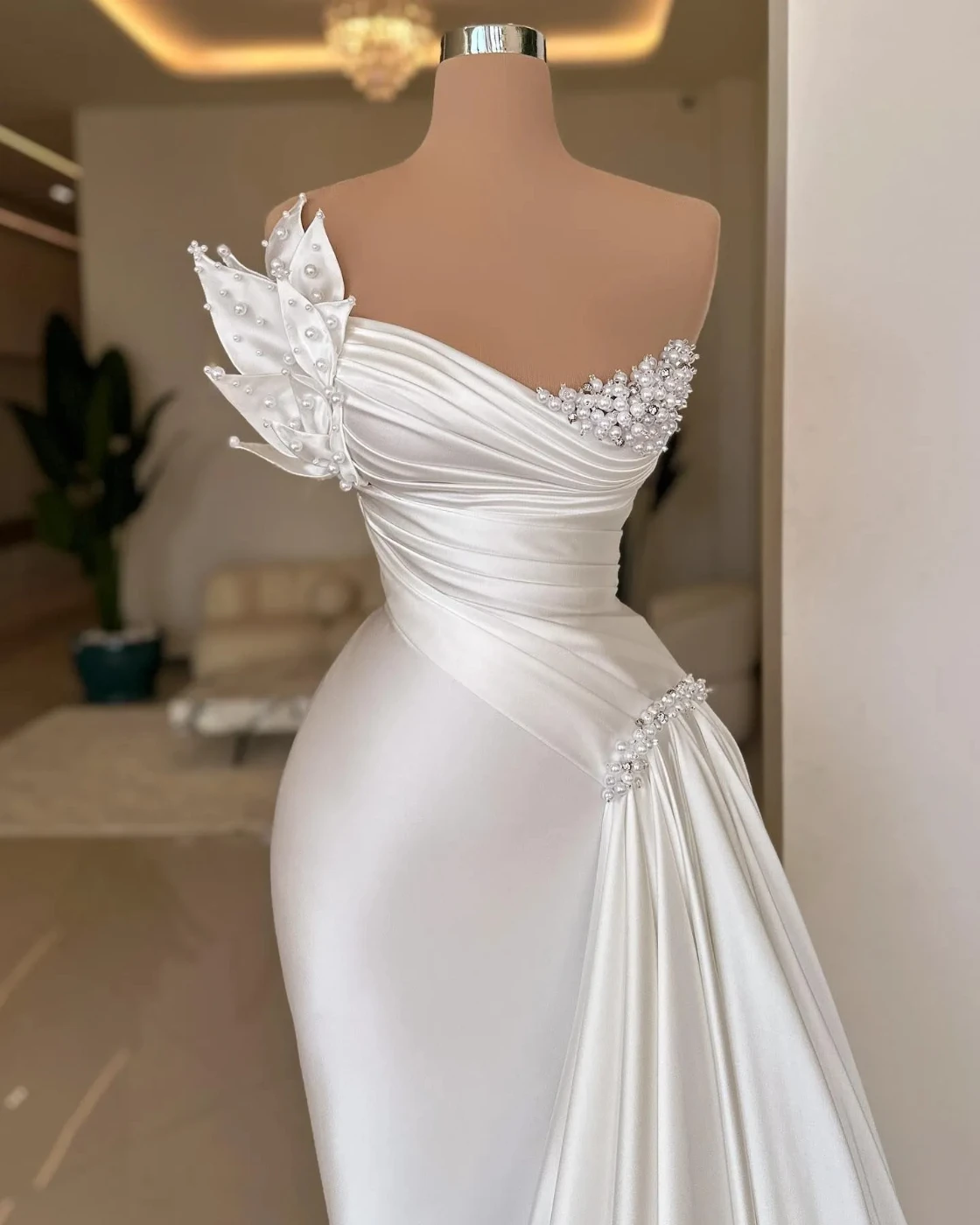 2024 Sexy Simple Mermaid Wedding Dresses African Strapless Crystal Beads Pearls Sleeveless Satin Vestidos De Novia Bridal Gowns